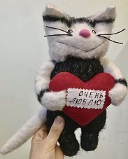 Игрушка очень влюблённый котик